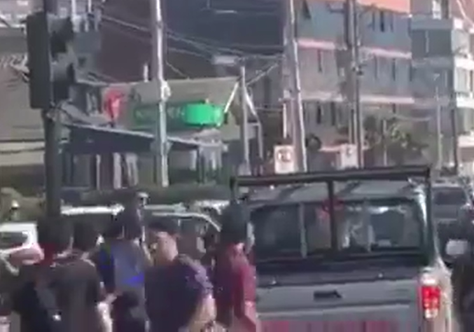 John Cobin dispara su primer tiro desde dentro de la cabina de la camioneta con puerta abierta pero Ahumada no se ve por ninguna parte cerca el 10 de noviembre 2019